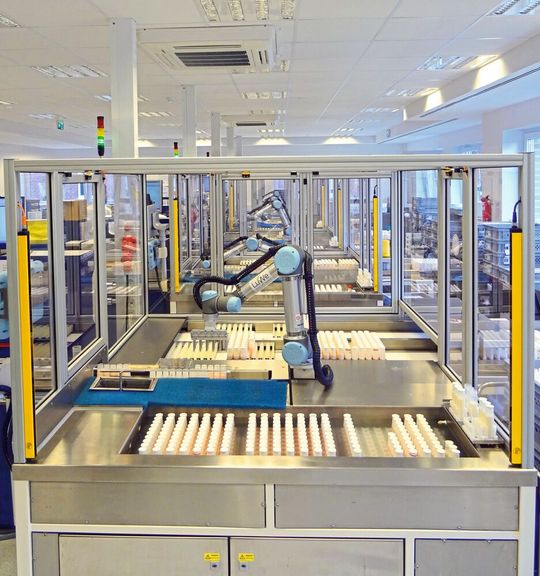 Abb.1: Im Milchlabor in Leer unterstützen seit einiger Zeit Roboterarme das Probenhandling.(Bild:  Luwe Solutions)