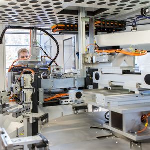 Karussell mit 8 Stationen zum Transport der vereinzelten Nadeln für weitere Bearbeitungsschritte.