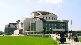 Mit raffinierter Bühnentechnik: Das Ungarische Nationaltheater Budapest wurde von Rexroth mit verschiedenen Antrieben und einer ausgefeilten Steuerung ausgestattet. Bild: Michel (Archiv: Vogel Business Media)