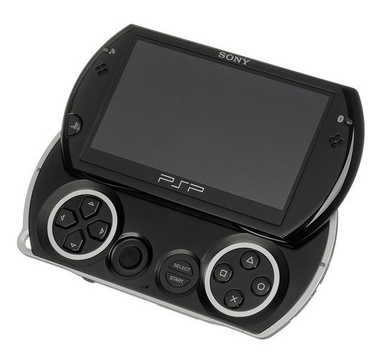 Die PSP Go, ein alternatives Modell des PlayStation Portable-Systems von Sony. Es wurde 2009 veröffentlicht und war eine UMD-freie Version der PSP, die auf digitale Versionen von Spielen setzte. Sie hat 16 GB internen Speicher und kann mit einer proprietären Speicherkarte erweitert werden.(Bild:   / CC0)
