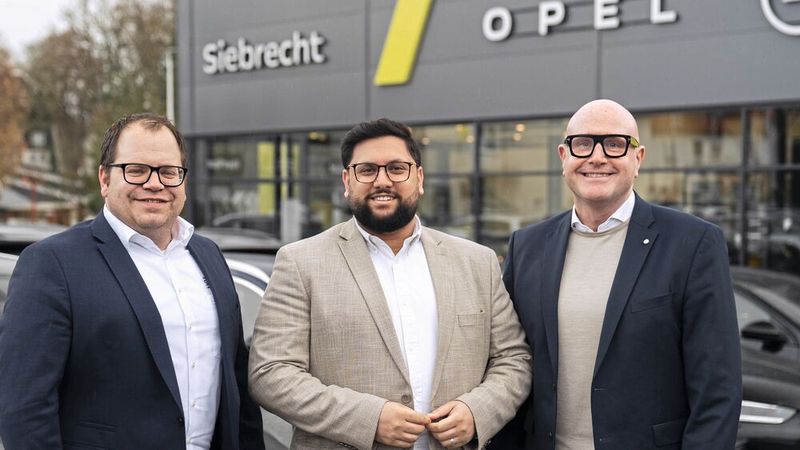 Stefan Freiboth (links), Mohamed El Zahran und Maik Siebrecht (rechts) leiten die Siebrecht-Gruppe künftig als Trio.(Bild:  Autohaus Siebrecht)