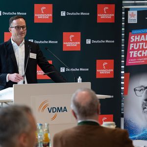 Dr. Jochen Köckler, Vorsitzender des Vorstands der Deutschen Messe AG: „Angesichts der globalen Rahmenbedingungen kommt ihr in diesem Jahr eine besondere Rolle zu, denn hier werden die globalen Weichen für die Industrieproduktion von morgen gestellt.“(Bild:  Rainer Jensen/Deutsche Messe)