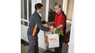 Warenübergabe: Vor allem in großen Städten werden Kundenwünsche immer kurzfristiger erfüllt. (Coop)