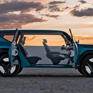 Das Konzeptauto verzichtet auf -Säulen, was einen lufttigen Einstieg in den geräumigen Innenraum erlaubt.(Bild:  Kia)