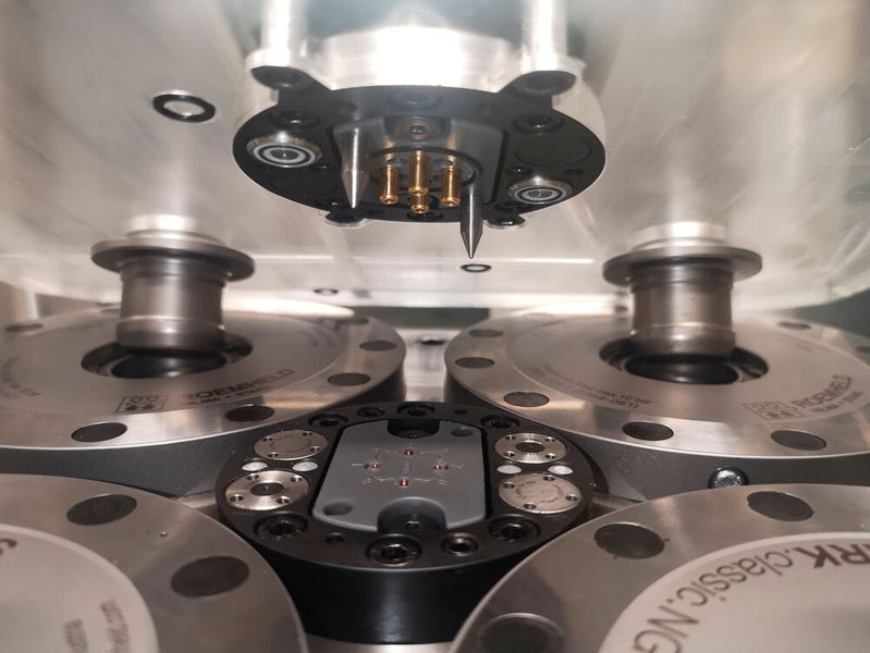 Die smarten Spannelemente von Stark managen problemlos die Medienübergaben für Öl, Druckluft und elektrische Signale. Die passenden Schnittstellen und die komplette Sensorik gehören selbstverständlich auch dazu.  (Bild: Stark Spannsysteme)