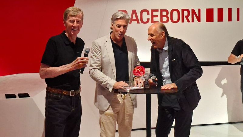 Ehrengäste bei der Eröffnung, die die eine oder andere amüsante Geschichte zum Besten gaben: Walter Röhrl (li.) und Hans-Joachim Stuck (re.).  (Bild: Dominsky – VCG)