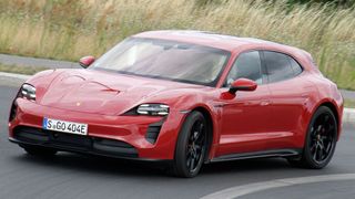 Der GTS kostet aktuell exakt 25.347 Euro mehr als der 4S Sport Turismo. (Bild: Axel F. Busse)