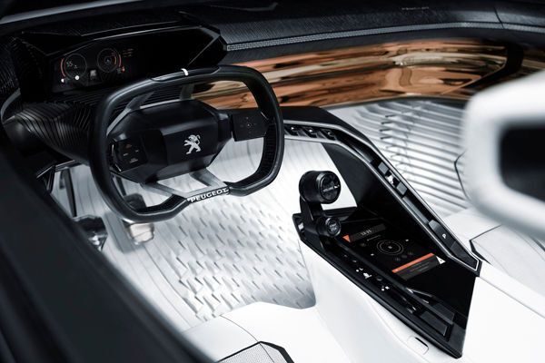 Zusätzlich zu Seh- und Tastsinn wird nun auch das Gehör angesprochen: Ein 9.1.2-Soundsystem, bestehend aus einer 9.1-High-Fidelity-Anlage und in die Rücklehnen der Sitze integrierten Subwoofern, schafft über die räumliche Verteilung (Spatialisierung) und Dynamisierung der Klangquellen eine einzigartige Klangwelt, in die Fahrer und Passagiere voll eintauchen können. (Bild: Peugeot)