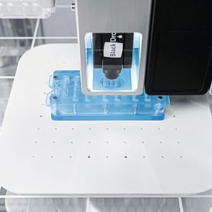 Der Bioprinter druckt in Hydrogel eingebundene lebende Zellen in winzigen Tröpfchen direkt auf den Mikrofluidik-Chip.(Bild:  Festo)