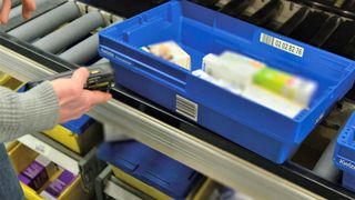 Blick auf einen Kommissioniervorgang, der per SAP EWM by Knapp unterstützt wird. Das flexibel anpassbare Extended Warehouse Management (EWM) hat sich nun auch Kwizda Pharmahandel für seine fünf Standorte in Österreich ausgesucht. Hier erfahren Sie, welche Vorteile es bringt. (Bild: Knapp)