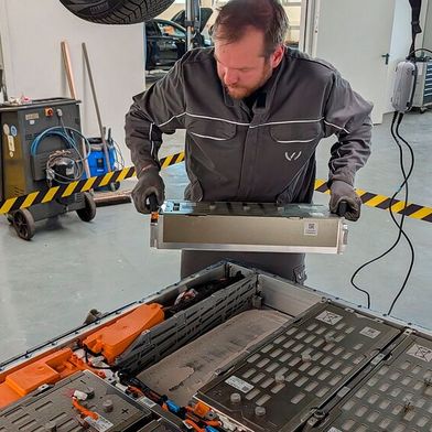 Schwere Arbeit erwartet die Hochvolttechniker bei den Volkswagen-Händlern in den nächsten Wochen. Bei bis zu 10.000 Fahrzeugen müssen Module getauscht werden. (Bild: Rosenow – VCG)