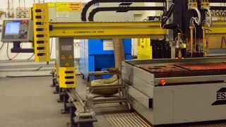 Kompakte Portal-Schneidmaschine aus dem Hause ESAB. Bei seinen Maschinen hat das Unternehmen schon immer großen Wert auf Personen- und Sachschutz gelegt und sieht sich in der Branche als Vorreiter der Integrierten Safety Technologie.  (Bild: ESAB)