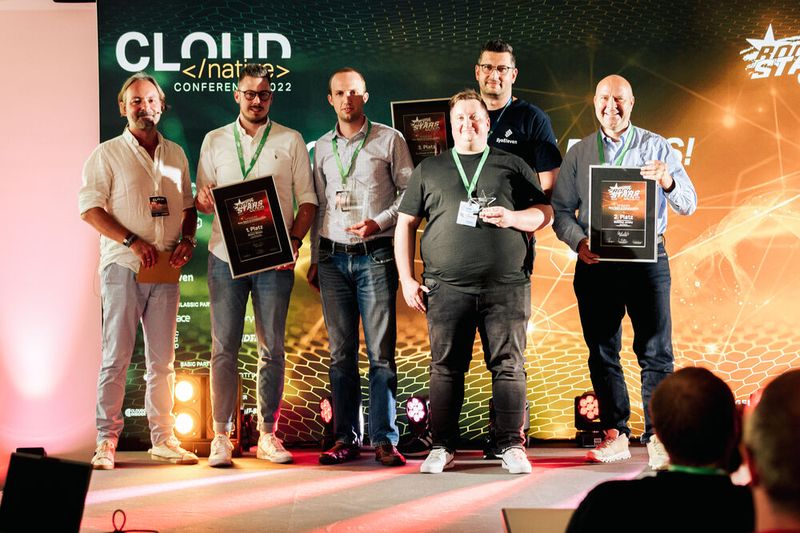Dr. Nils Kaufmann von der EuroCloud Native Initiative präsentiert die CLOUD NATIVE ROCKSTARS der Kategorie „New Work & Collaboration“:  Alex Pöllmann (Viessmann) neben dem Sieger Benny Woletz (Cloudwürdig), Tim Friedrich und Armin Schweinfurth für die Drittplatzierten SysEleven und Alfaview, ganz rechts der Zweitplatzierte Matthias Jansky (tecRacer). Weitere Bilder im Rückblick der Vogel-IT-Akademie. (Bild: berndrottmann.com)