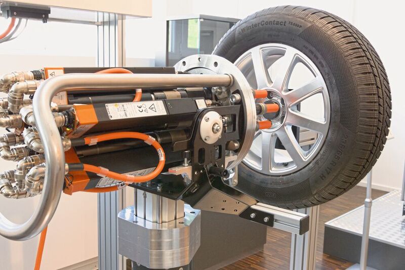 Für elektrische und pneumatische Schraubspindeln, beispielsweise zur automatisierten Montage von Fahrzeugrädern, sind eine Vielzahl unterschiedlicher, 30 bis 650 Millimeter langer Motor- und Getriebewellen mit 3 bis 65 Millimeter Durchmesser zu schleifen. 