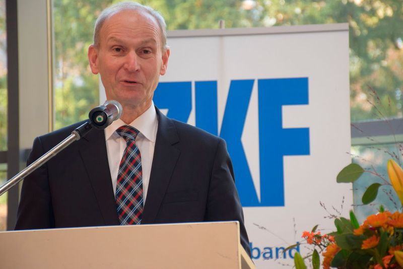 Der scheidende Hauptgeschäftsführer des ZKF, Dr. Klaus Weichtmann, lud seine Gäste in Bad Nauheim zu einer interessanten Zeitreise ein. (Wenz)