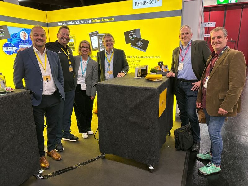 Stephanie Steen (IT-BUSINESS) mit dem Reiner SCT Team und kaufinteressierten 