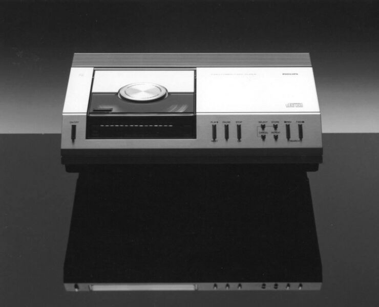 Ein Jahr nach der Produktion der ersten Scheibe, stellte Philips einen CD-Spieler, den »CD 100«, vor. (Archiv: Vogel Business Media)
