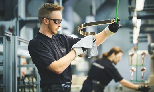 ... Oberflächenbearbeitung in der Produktion von Dornbracht in Iserlohn.(Bild:)