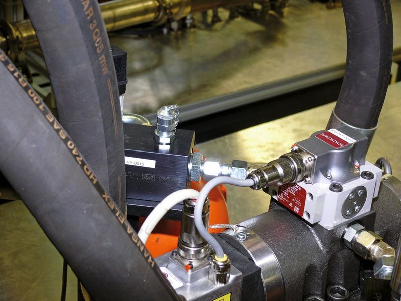Bild 3: Zur Synchronisation zwischen Hydraulik- und Verbrennungszylinder ist die Ventiltechnik Schaltfrequenzen bis 30 Hz ausgelegt bei Hüben bis 90 mm und einem Volumenstrom am Zylinder von 1000 l/min. Entsprechend groß ist der Querschnitt der Hydraulikleitungen. (Bild: DLR)