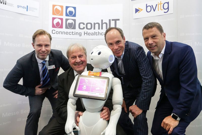 (v. l.) Andreas Kassner (Vorstand, Bundesverband Gesundheits-IT (bvitg)), Prof. Dr. Paul Schmücker (Präsident Deutsche Gesellschaft für Medizinische Informatik, Biometrie und Epidemiologie (GMDS)), Christoph Keese (CE Axel Springer hy GmbH) und Jens Heithecker (Direktor Messe Berlin GmbH) (Messe Berlin GmbH)