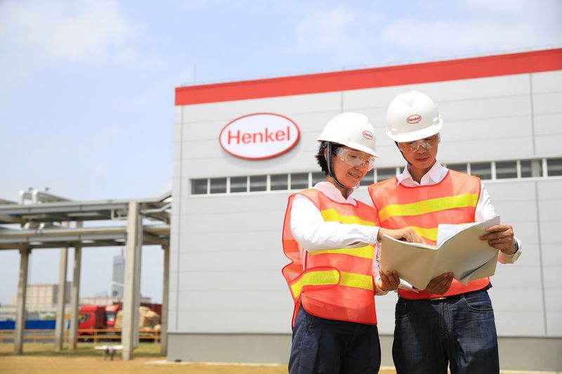 Außenansicht des Klebstoffwerks (Bild: Henkel)