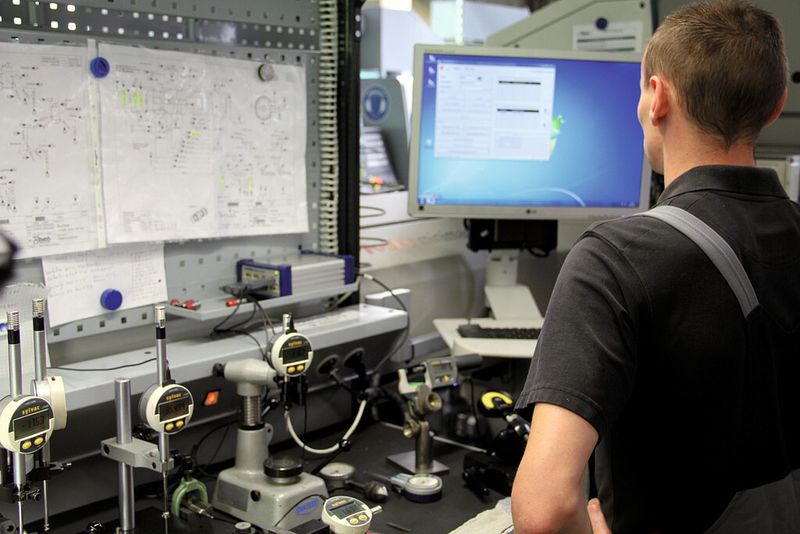 An den Arbeitsplätzen an den Maschinen sind alle Messmittel und Informationen vorhanden, um fertige Teile entsprechend der vorgegebenen Intervalle zu prüfen. (Bild: Kuttkat)
