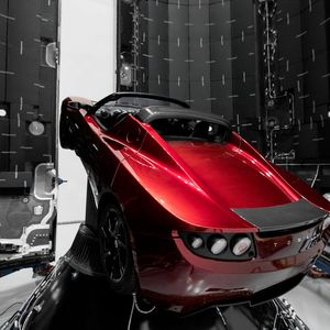 Bereit für die Reise zum Mars: Elon Musks roter Tesla Roadster.(Bild:  Elon Musk)
