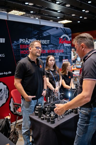 Der fachliche Austausch zwischen Ausstellern und Teilnehmern ist das, was die Schraubtec ausmacht. (Bild: Donna Blitz)