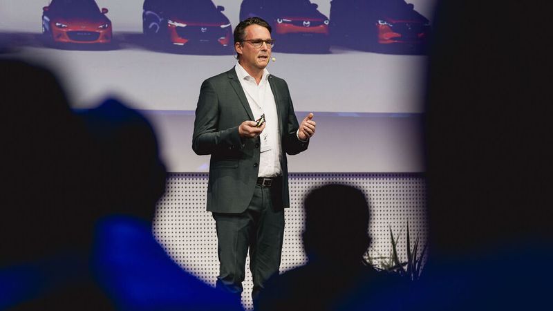 Bernhard Kaplan, Geschäftsführer von Mazda Deutschland, schilderte, warum der Leverkusener Importeur am klassischen Händlervertrieb festhält und weshalb auch Händler mit nur einem Standort eine Zukunft in Mazdas Vertriebsnetz haben. (Stefan Bausewein)