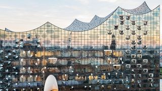 Elbphilharmonie in Hamburg: Sie vereint historische Elemente mit modernem Glasbau. Auch im Inneren setzten die Architekten auf moderne Beleuchtung mit LED. (Zumtobel)