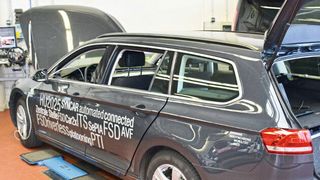 Mit einem auf autonome Fahrfunktionen aufgerüsteten Volkswagen Passat entwickelt die FSD Prüfmethoden für Fahrerassistenzsysteme und autonome Fahrzeuge. (Bild: Schweitzer)