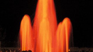 Zur Steuerung einer Wasseraufbereitungsanlage verwendet ein schweizer Unternehmen Komponenten von Eaton. Teil der Installation ist auch ein farbig illuminierter Springbrunnen, der die Umgebung des Waschzentrums ziert. (Bild: Eaton)