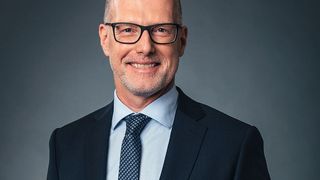 Bernd Brauer stellt die neue digitale Autofinanzierung von Consors Finanz vor. (Consors Finanz)