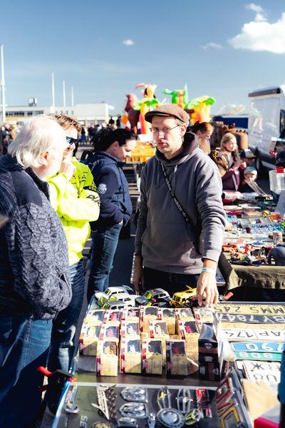 Auch einen Teilemarkt gab es mit einem entsprechenden Angebot für Jung und Alt. (Bild: DEKRA / Christian Storch)