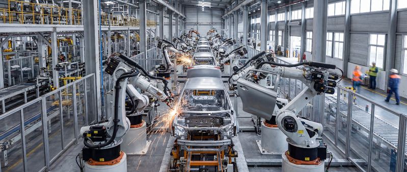 Sicherheitsfunktionen sind künftig von Beginn an Teil der Systemarchitektur. Bei modularen Maschinen oder verketteten Anlagen müssen Schnittstellen, Datenflüsse und Zustände ganzheitlich betrachtet werden. (© benjamin – stock.adobe.com_KI-generiert) (Bild:)