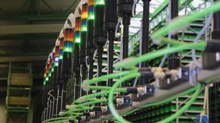 Die Signalsäulen im Logistikzentrum von Murrelektronik leuchten grün dank der Cube-Cable-Module, die mit 1,5 m langen Verbindungsleitungen versehen sind. (Murrelektronik/Markus Napieralla)