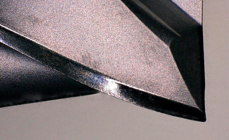 Ein scharfer Blick auf die scharfe Schneidkante eines CVD-beschichteten Werkzeugs nach der Bearbeitung mit dem Rollomatic-Laserschärfsystem. (Rollomatic)