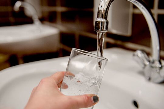 Wie gut ist die Qualität des Trinkwassers im Glas? Das untersuchen demnächst Bürger in einem Projekt selbst. Wie gut ist die Qualität des Trinkwassers im Glas? Das untersuchen demnächst Bürger in einem Projekt selbst.