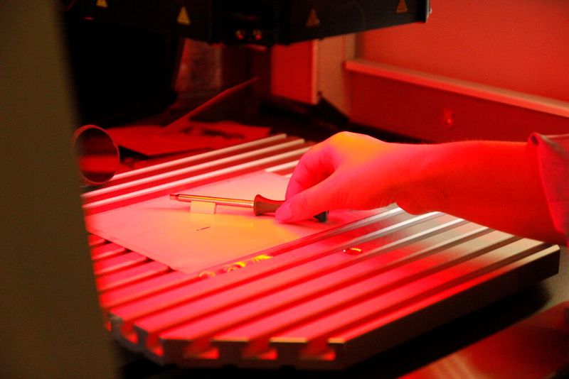 Auch hier durften die Besucher wieder selbst Hand anlegen und den Schraubendreher in die Maschine legen und aus der Maschine nehmen. (Bild: Breunig – VCG)