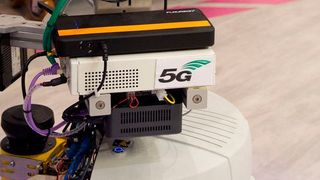 Bezüglich 5G wird momentan noch viel über neueste Smartphones und Privat-Anwendungen diskutiert, aber gerade im industriellen Einsatz kann der schnelle Mobilfunkstandard seine Vorteile voll ausspielen. (Bild: Deutsche Messe)