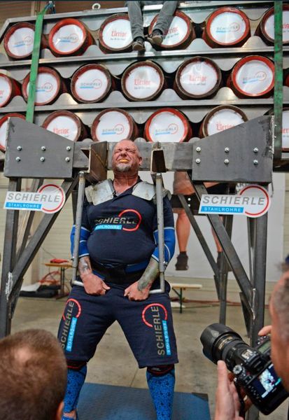 ...die Last waren 21 gefüllte Uerige-Fässer plus Trompeter Bruce Kapusta (seine Beine am oberen Bildrand). (Schierle)