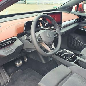 3. Der Innenraum: Das Innere des ID 4 wirkt sehr aufgeräumt, funktionell und klar – dafür aber auch recht schmucklos und nicht wirklich spannend. Verarbeitung und Materialanmutung sind in Ordnung, aber kein wirkliches Highlight. Witzige Details finden sich aber auf der Pedalerie: Das Gaspedal ziert das Play-Symbol, auf dem Bremspedal ist ein Pause-Symbol abgebildet. Sonderlich viel zu entdecken gibt es nicht. Die Sitze bleiben auch auf längeren Etappen sehr bequem.(Bild:  Mauritz – »kfz-betrieb«)