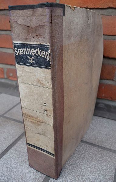 Soennecken entwickelte und verkaufte, was Ordnung, Klarheit und Effizienz in die tägliche Büroarbeit brachte, darunter Aktenordner. Damals wurde er Briefordner genannt.  (gemeinfrei)