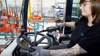 Die Lenkradmutter am Radlader wird mit einem Q-Shield auf 40 Newtonmeter angezogen. Die Verschraubung ist sicherheitsrelevant. Das Drehmoment muss also kontrolliert und dokumentiert werden. Dazu nutzt das Werkzeug WLAN mit der übergeordneten IT von Kubota.  (Bild: Desoutter / R. J. Vogel)