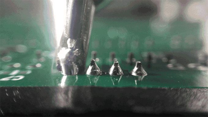 Mit einem 600 US-$ umfassendes Erweiterungskit kann der Dobot M1 auch punktgenaue Lötarbeiten durchführen. (Bild: dobot.cc / Shenzhen Yuejiang Technology)