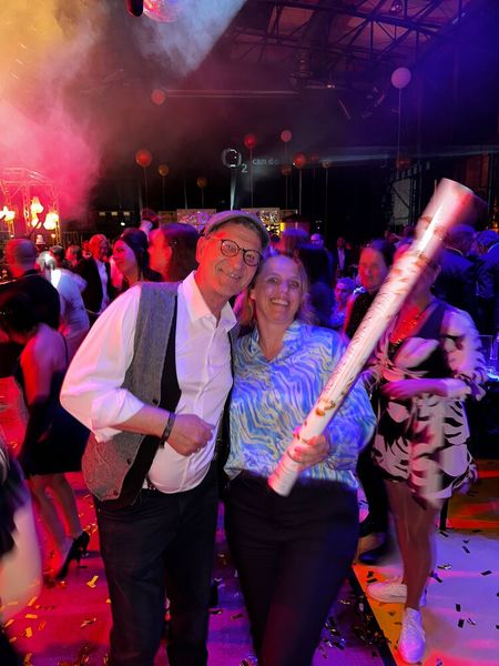 Dirk Gottschalk (Herweck) und Sylvia Lösel (IT-BUSINESS) lassen gleich die Funken springen. (Bild: Vogel IT-Medien)