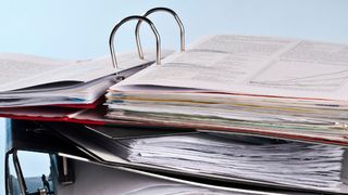 Sieben Ordner trennen die Deutschen noch von einem papierlosen Arbeitszimmer. (© Eisenhans - Fotolia)