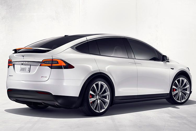 Ein aktiver Heckspoiler, in dem auch die dritte Bremsleuchte untergebracht ist, soll für mehr Effizienz und Stabilität sorgen. (Foto: Tesla)