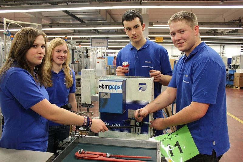 Insgesamt 100.000 Euro konnten die ersten Energiescouts bei EBM-Papst einsparen. (Bild: EBM-Papst)