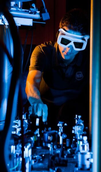 Laserphysiker an der Universität Bonn haben eine Art „Lichtdimmer“ aus einem einzelnen Atom entwickelt.  (Bild: Volker Lannert/Universität Bonn)